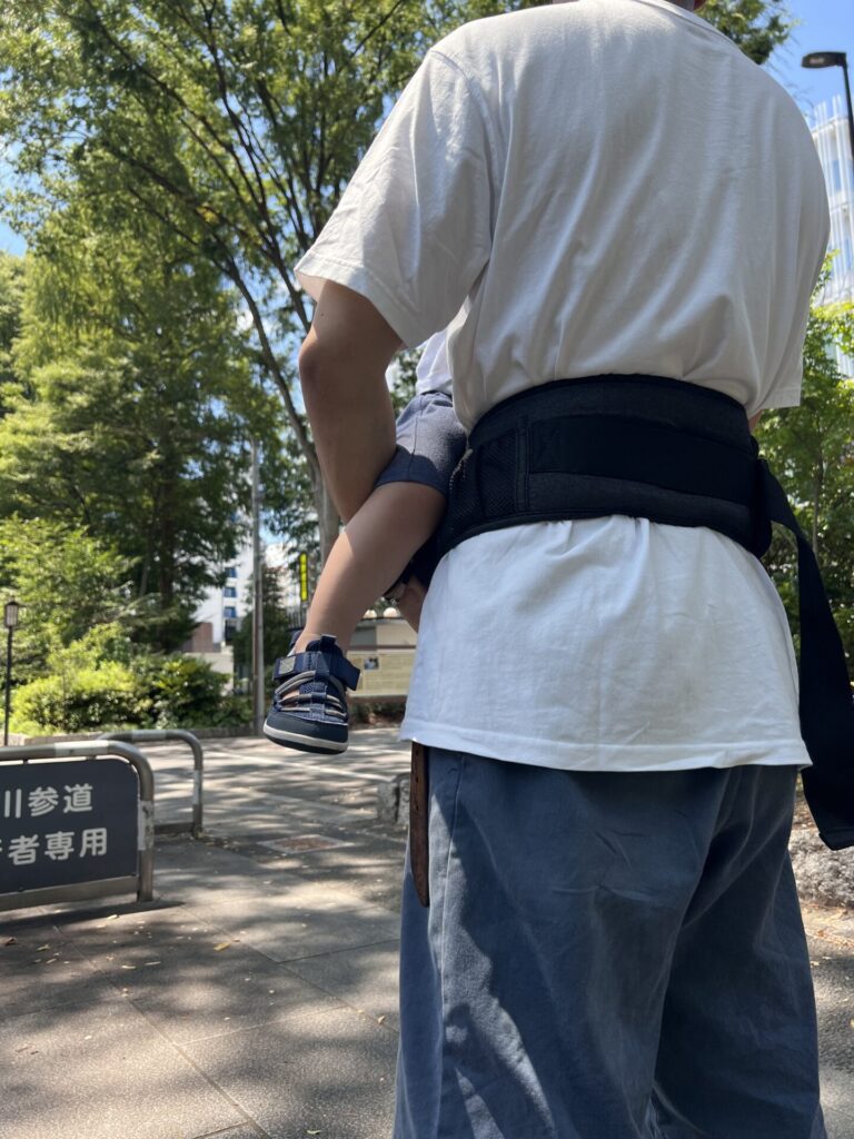 ベーシックパパ抱っこ時背面画像
