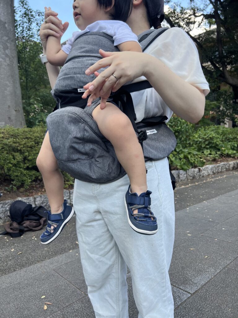 前向き抱っこ画像