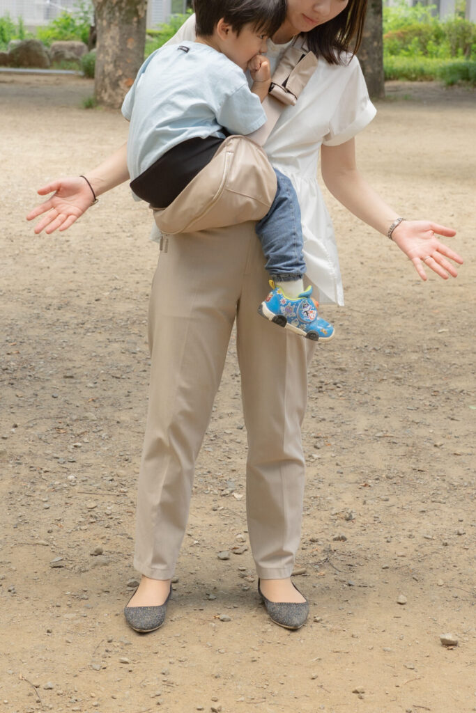 抱っこして手を広げてる写真